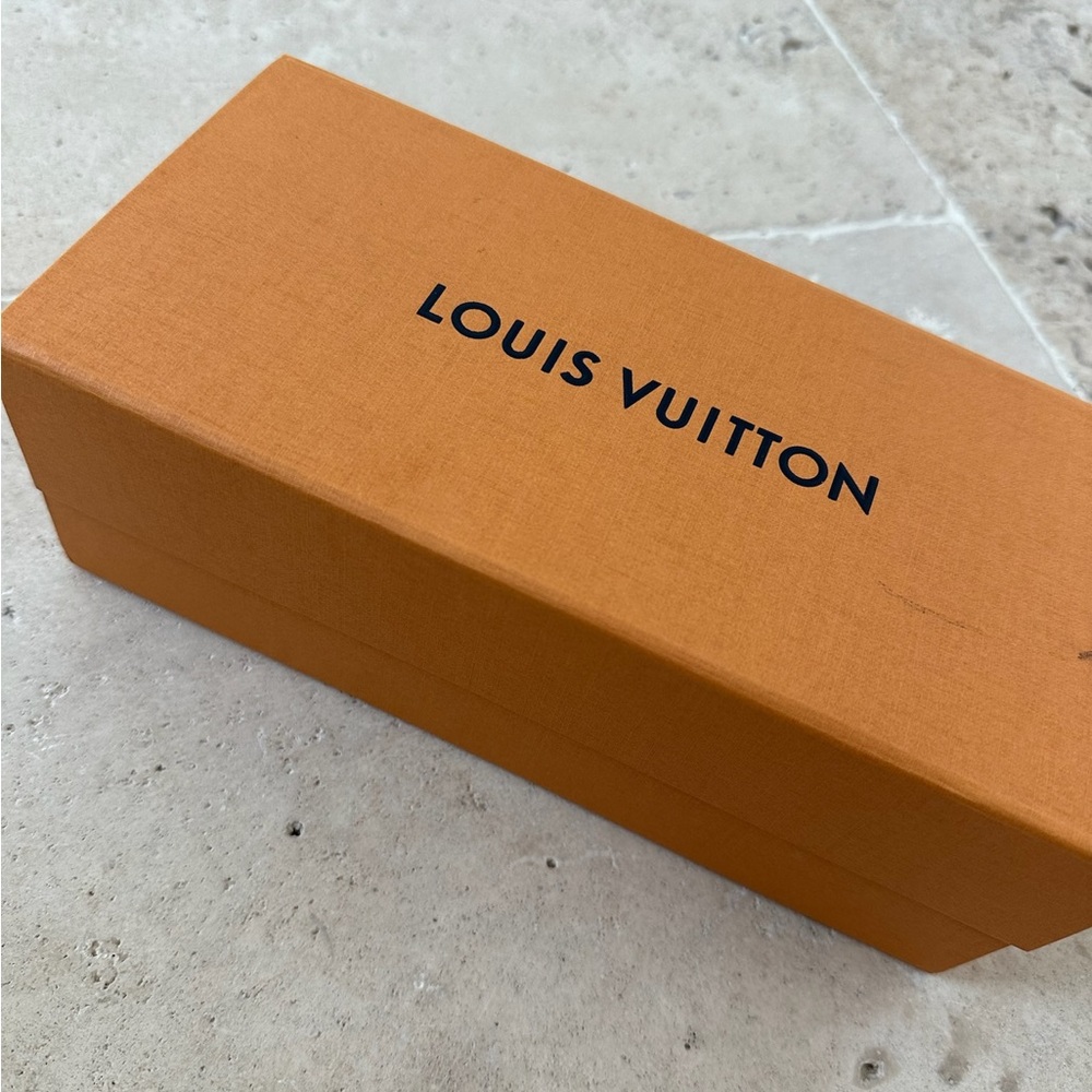 LOUIS VUITTON bluetooth earbuds - Picture 2 of 5